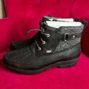 UGG New Lina Duck Ankle Rain and Snow Women’s Boots, New, Size 10